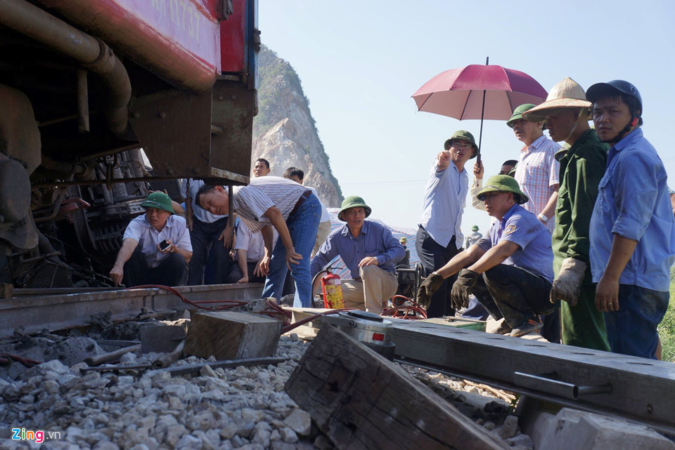 Đường sắt tê liệt sau vụ lật tàu ở Thanh Hóa